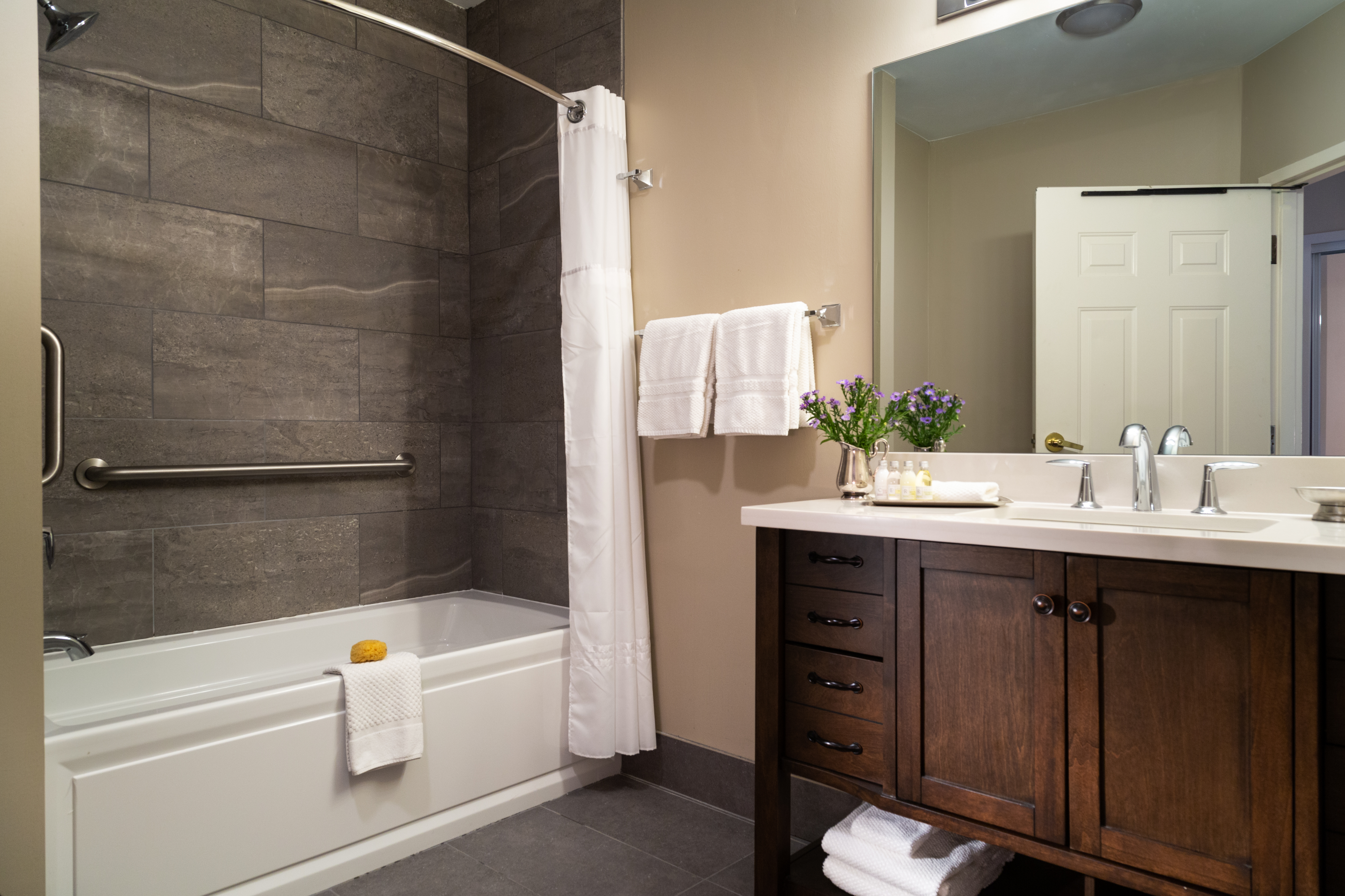 Annex Bathroom - Blowing Rock Hotel Rooms