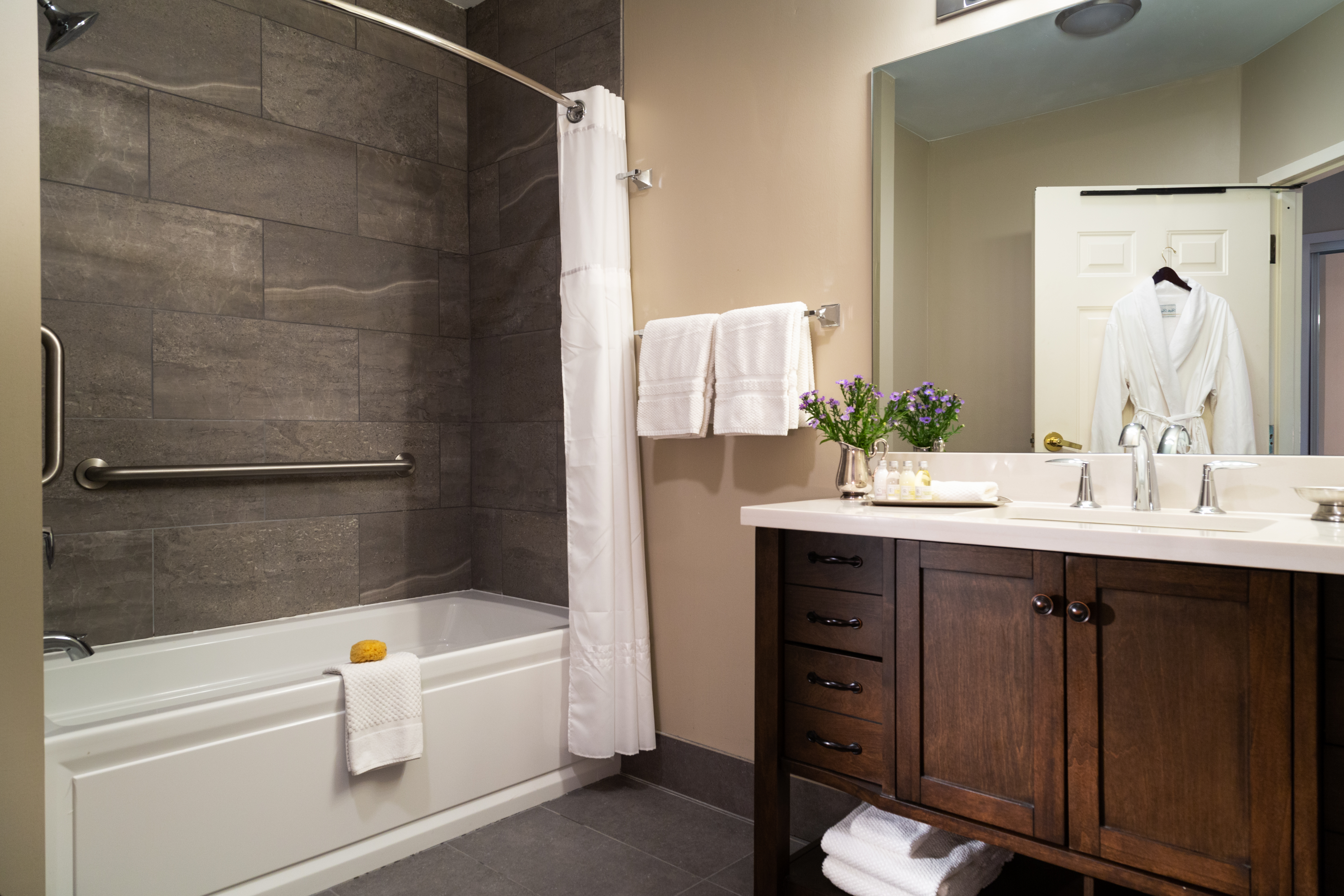 Annex Bathroom - Blowing Rock Hotel Rooms