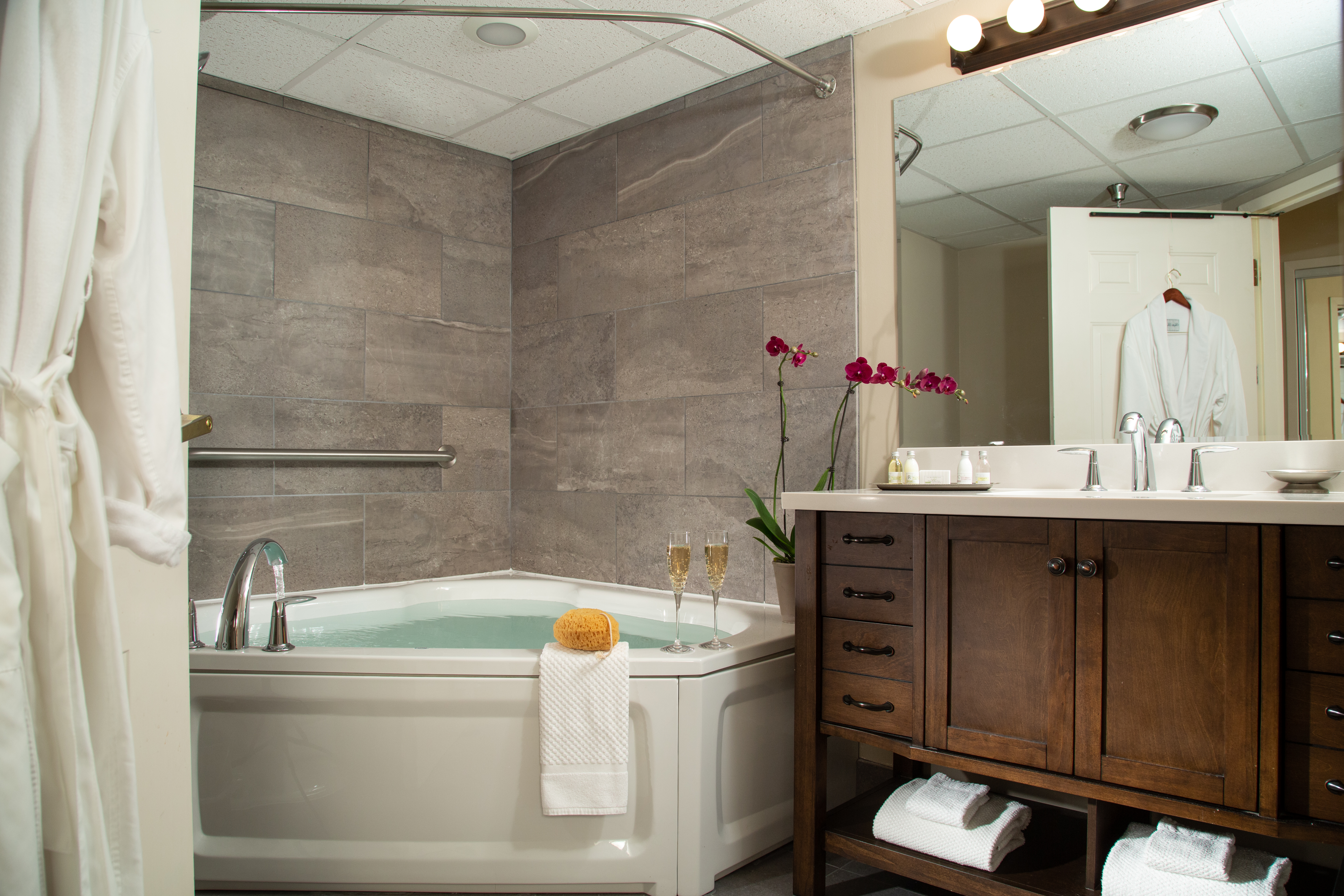 Bathroom with Jetted Tub - Blowing Rock Hotel Rooms